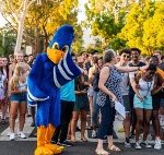 Cecil mascot with crowd of students